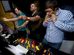 O professor Marcelo Cleres (centro) é o DJ dasfestas (Foto: Flavio Moraes/G1)