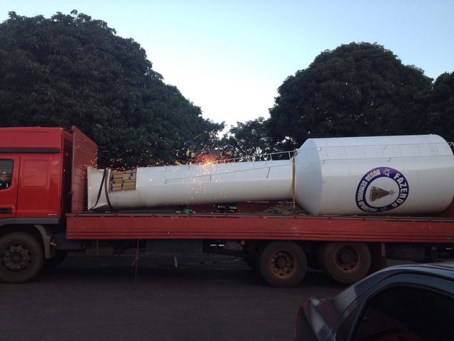 Bombeiros cortando caixa-d'água para retirar droga (Foto: Huanderson Merloti/TV Morena)