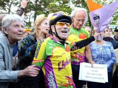 Francês de 100 anos bate recorde de ciclismo