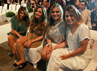 Cerimônia em SP une 46 casais homossexuais JB NetoPriscila Pires e Kathlen Marrichi (à direita) quiseram oficializar a união após dois anos juntas