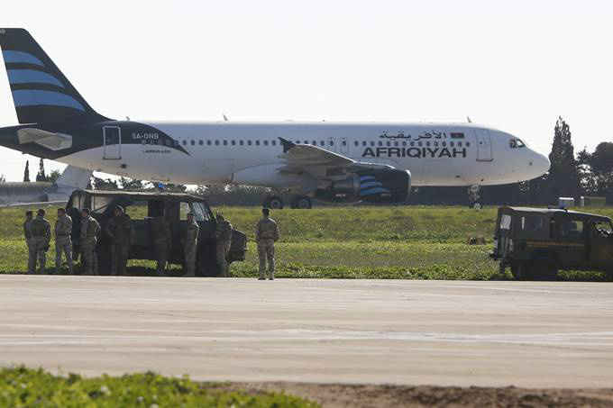 Avião sequestrado pousa em MaltaFoto: Divulgação