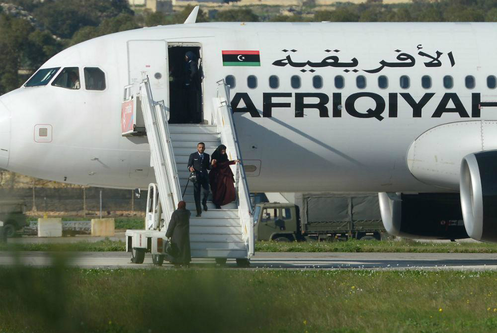Líbia: sequestradores de avião concordam em libertar os passageiros Mulher deixar avião que foi sequestrado na Líbia Foto: Divulgação