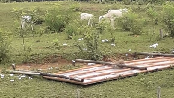 No chão: outdoor com crítica a Reinaldo é derrubado em Aquidauana e Sindicato Rural diz que houve gravíssimo ataque à liberdade de expressão (Foto: Divulgação)