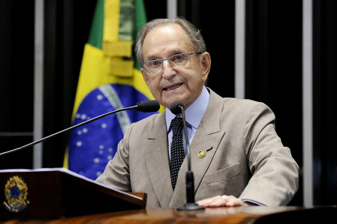 Figueiró critica Estado caro e ineficiente Figueiró também ressaltou que nos últimos anos a carga fiscal passou de 25% para 36% do PIB.