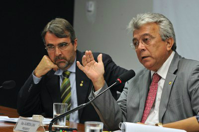  Os deputados Henrique Fontana (PT-RS), à esquerda, e Almeida Lima (PPS-SE) durante audiência na Comissão da Reforma Política (Foto: Valter Campanato/ABr) 