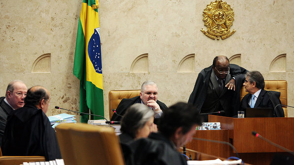 Ministros decidem que julgamento de réus do mensalão seguirá no STF Ministros decidem que julgamento de réus do mensalão seguirá no STF