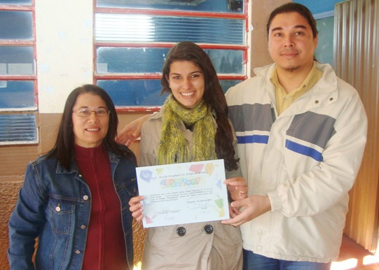 Sarah com a professora de Língua Portuguesa, Ilda Siqueira e o diretor da escola, Paulo Fernandes.