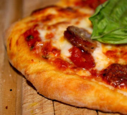 Rodízio de pizza feita em forno a lenha é atração na AABB.