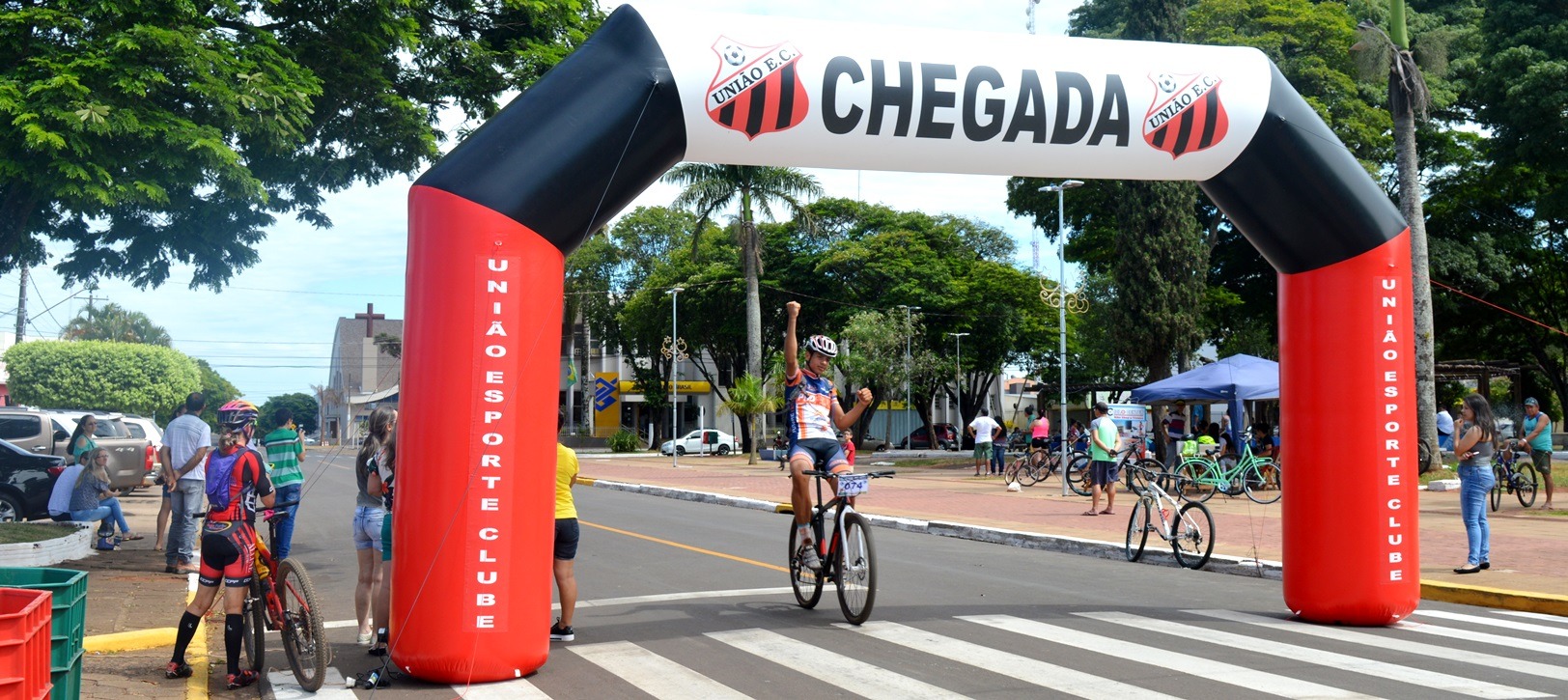 Conesul de MTB reuniu ciclistas de várias cidades do MS em Amambai Largada e chegada aconteceram na praça Cel. Valêncio de Brum / Foto: Moreira Produções
