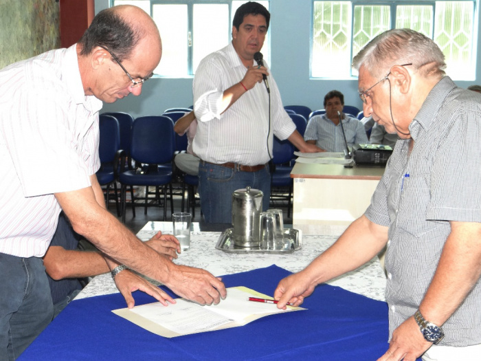 Quitação das dívidas do Hospital Regional de Amambai dá fôlego à instituição Barbosa repassou para o presidente da Sociedade Amigos de Amambai, Alcides Mariano, um cheque no valor de R$ 180 mil para o pagamento de dívidas com fornecedores da unidade hospitalar.