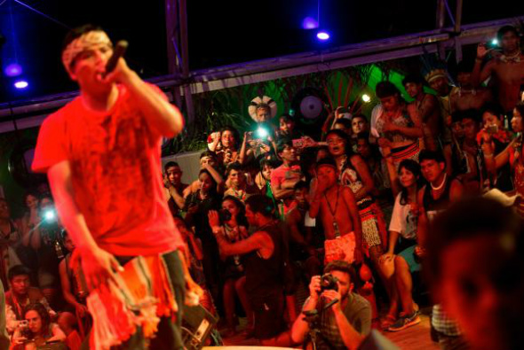 Grupo de rap Bro MC's, com integrantes da etnia Guarani Kaiowá, se apresenta na Oca da Sabedoria durante os Jogos Mundiais dos Povos Indígenas / Foto: Marcelo Camargo/Agência Brasil