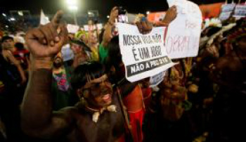Indígenas de diversas etnias interrompem as competições em protesto contra a PEC 215 / Foto: Marcelo Camargo