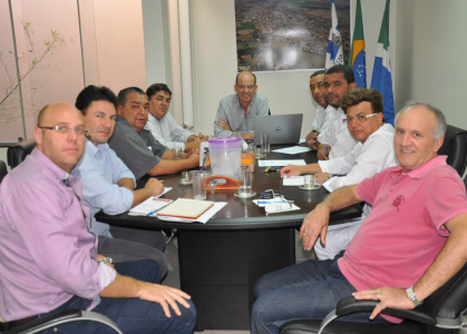 Servidores de Amambai receberão Vale Alimentação Prefeito Sérgio Barbosa, o Secretário Municipal de Gestão, Rodrigo Selhorst e os vereadores David Nicoline, Carlinhos Nascimento, Jaime Bambil, Ilzo Victor, Roberto Dias, Roberto Peres e Valter Brito durante reunião / Foto: Decom