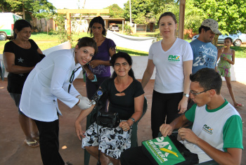 Pax Primavera realiza Ação Social na vila Jardim Panorama Técnica de enfermagem realizando aferição de pressãoFoto: Moreira Produções