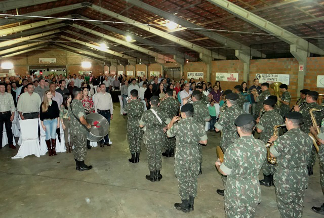 O evento foi realizado no Parque de Exposições, onde acontece a Expobai, com a presença de cerca de 200 pessoas representando a sociedade local e estadual.