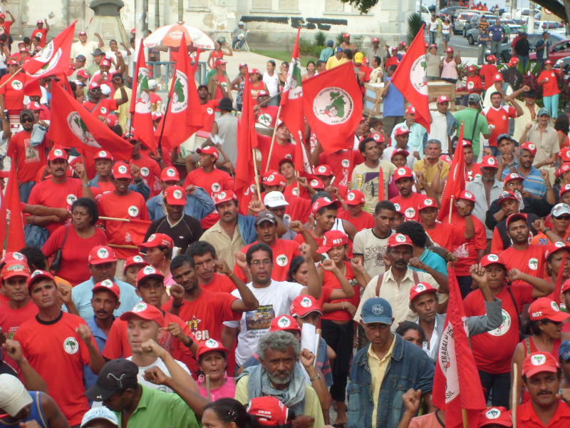 Trabalhadores sem terra fazem marcha pela reforma agrária O Congresso Nacional do MST começou segunda-feira (10) e vai até sexta (14), com a presença de mais de 15 mil trabalhadores de 23 estados e 250 convidados internacionais