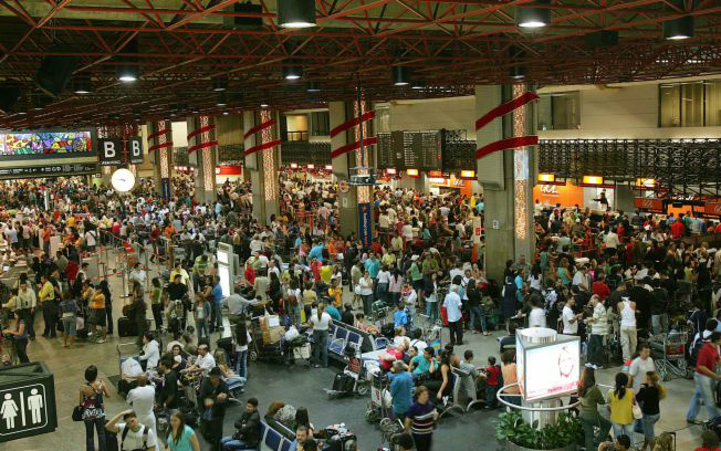 Feriado tem 135 dos 1.914 voos programados com atrasos nos aeroportos do país Feriado tem 135 dos 1.914 voos programados com atrasos nos aeroportos do país