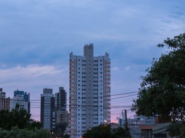 Dia amanheceu com céu parcialmente nublado em Campo Grande. (Foto: Henrique Kawaminami)