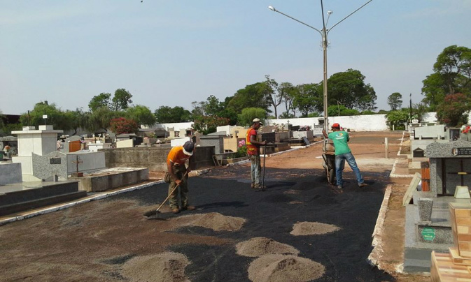 Cemitérios de Amambai são preparados para o Dia de Finados Reparos e manutenção são realizadas pelas equipes da Semsur. O Prefeito Sérgio e o Secretário Vilmar Cubas visitaram os locais nessa quarta-feira (28) / Foto: Decom