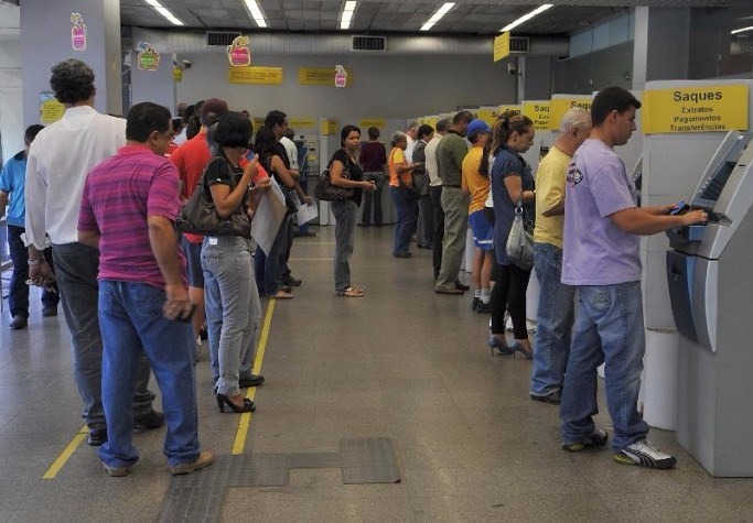 Trabalhadores devem sacar benefício no Banco do Brasil ou na Caixa Econômica FederalFoto: Divulgação 