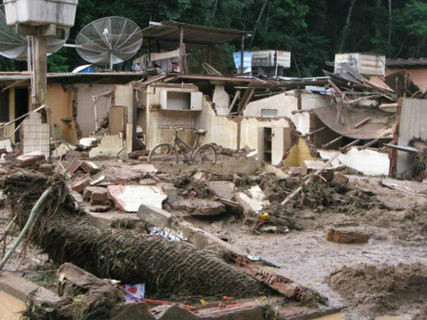 Chuva volta a castigar região serrana do Rio e provoca pelo menos cinco mortes Chuva volta a castigar região serrana do Rio e provoca pelo menos cinco mortes