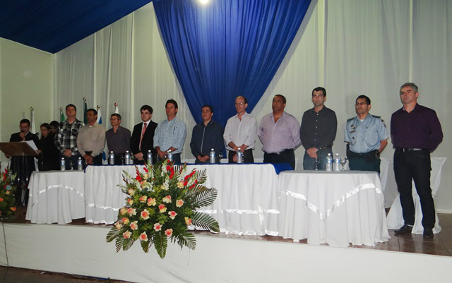 Mesa de autoridades na solenidade de abertura.