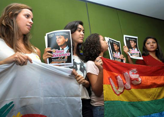 Jovens rejeitam possibilidade de Bolsonaro presidir Comissão de Direitos Humanos Manifestação na Câmara dos Deputados contra Jair Bolsonaro