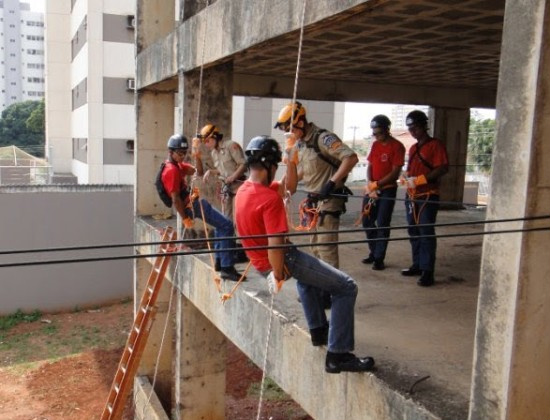 A partir de junho, novos soldados reforçam as unidades do Corpo de Bombeiros Alunos - soldados durante treinamento da disciplina salvamento em altura