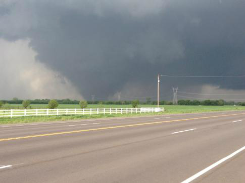 Tornado na região de Moore, no subúrbio de Oaklahoma (EUA) matou mais de 90 pessoas (Ks0stm/CC)