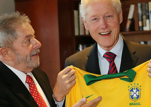 Clinton se une a Lula no combate à fome na África Em encontro em Nova York, ex-presidentes do Brasil e dos Estados Unidos conversaram sobre como o Instituto Lula e a Fundação Clinton podem trabalhar juntos para o desenvolvimento da agricultura e a solução para a falta de energia no continente