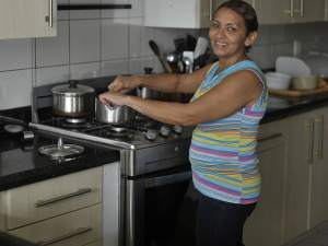Empregadas comprometem salário para pagar babás Empregadas comprometem salário para pagar babás