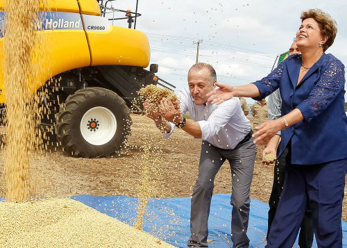 Dilma promete concessão da rodovia da soja A presidente falou ainda que a conclusão da BR-163 até Santarém, no Pará, está