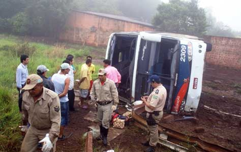 Ônibus tomba e três morrem na BR-163, em MS