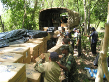 Exército foi acionado pela PRF para ajudar no transporte do cigarro apreendidoFoto: Divulgação/PRF