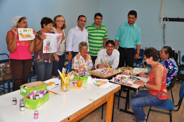 Um dos cursos oferecidos é o de pintura em tecido.