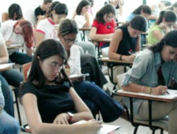 * Candidatos reclamam de textos longos na prova do Enem * Candidatos reclamam de textos longos na prova do Enem