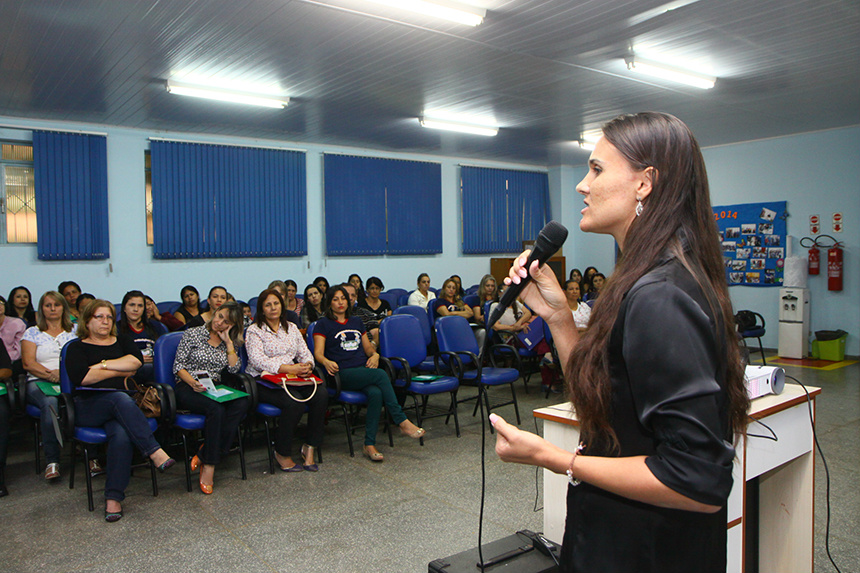 A Secretária de Educação, Vera Lorensetti, durante abertura do Seminário / Foto: Assessoria
