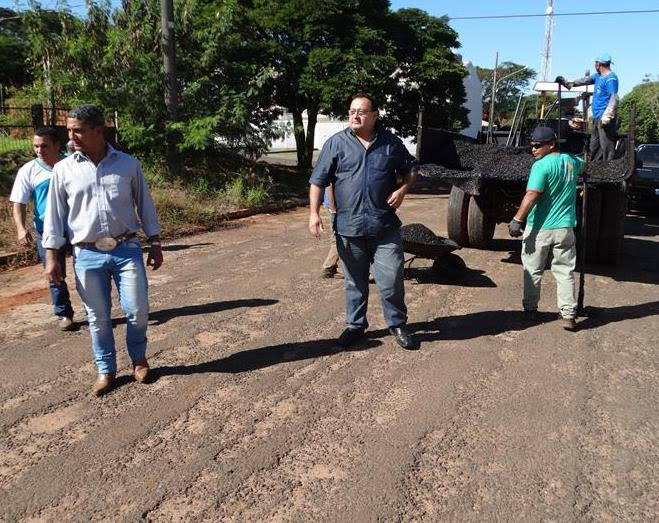 O prefeito Dr. Bandeira e o secretário Jota Roberto estiveram acompanhando os serviços / Foto: Vilson Nascimentos