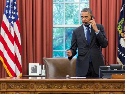 Obama liga para a governadora de Oaklahoma, Mary Fallin (Pete Souza/White House/CC)