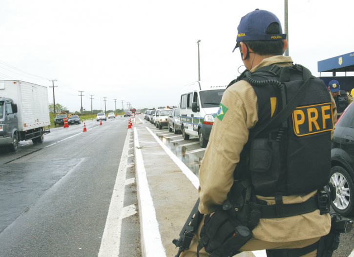 Polícia Rodoviária Federal aumenta fiscalização nas estradas Polícia Rodoviária Federal aumenta fiscalização nas estradas
