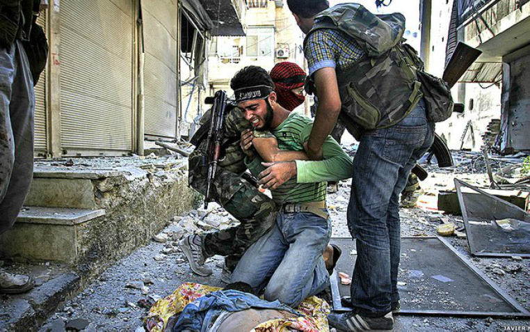 Um combatente do Exército Livre da Síria reage à morte de um de seus companheiros, morto ao tentar deter um tanque no distrito de Aleppo.  / Foto: Javier Manzano