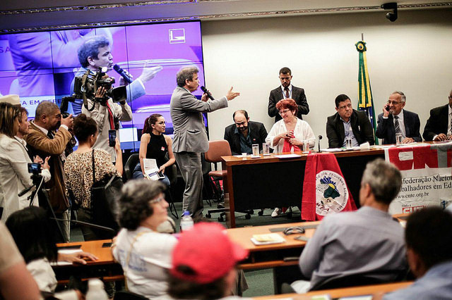 Deputados e senadores de oposição realizaram ato na Câmara Federal nesta terça (6), em parceria com movimentos populares / Midia Ninja