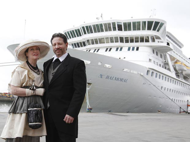 Mary Beth Crocker Dearing e seu marido Tom Dearing posam com roupas de época enquanto esperam para entrar no transatlântico MS Balmoral, em Newport (Foto: Alastair Grant/AP)