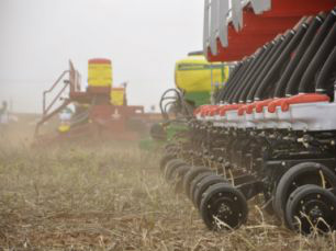 Produção de soja da Bolívia atrai produtores brasileiros A produção de soja na Bolívia vem se desenvolvendo muito nos últimos anos e atrai inúmeros produtores brasileiros