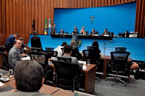 Imagem: Deputados durante sessão desta terça-feiraDeputados durante sessão desta terça-feira (18) / Foto: Luciana Nassar