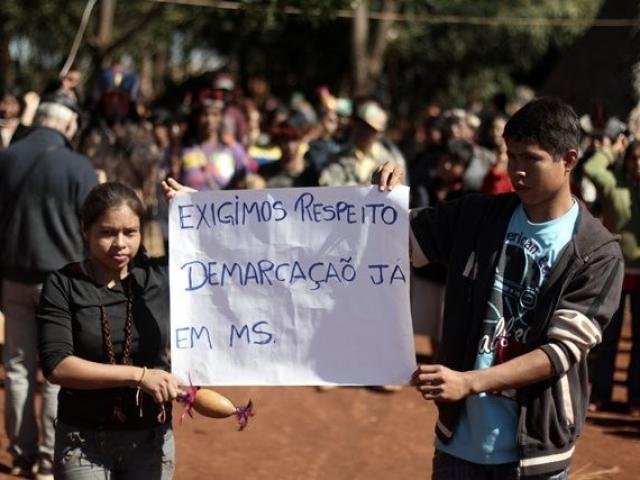 Jovens indígenas de Caarapó em protesto para cobrar demarcação de terras (Foto: Cimi)