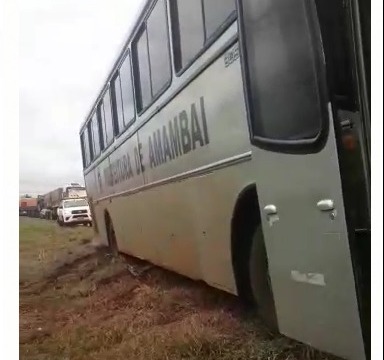 Manobra de motorista de Amambai evita que ônibus se envolva em acidente Foto: Reprodução/ Whatsapp