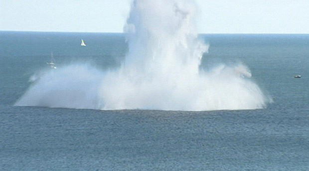 Bomba da Segunda Guerra é detonada no mar na Grã-Bretanha (Foto: BBC)