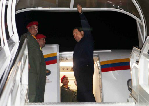 Hugo Chávez volta a Cuba para retomar tratamento contra o câncer