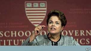 Em Harvard, Dilma diz que Brasil deve superar atraso na educação